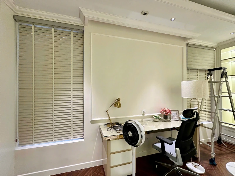 Rèm sáo gỗ màu trắng cho văn phòng